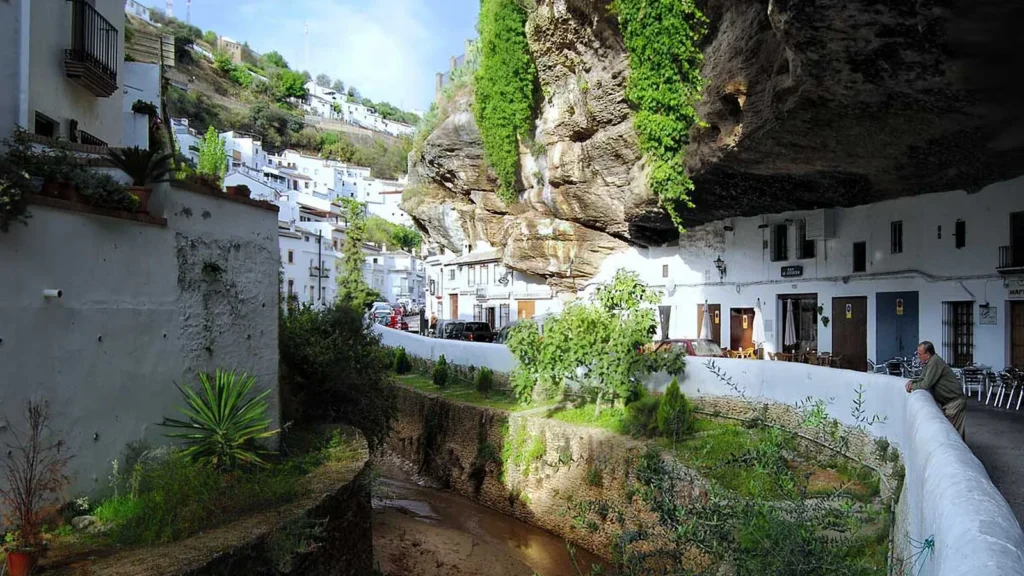 Setenil de las Bodegas: el pueblo andaluz con calles bajo la roca