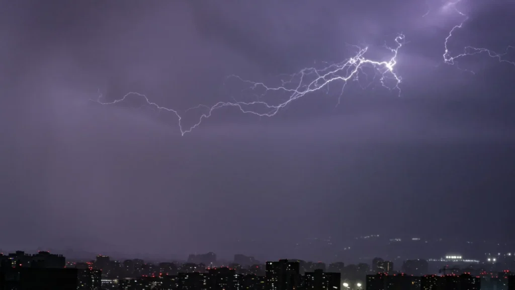 Tormentas eléctricas en Los Lagos: Senapred activa alerta temprana preventiva