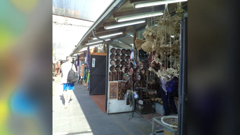 Feria Santa Lucía: ¿artesanía o duty free?