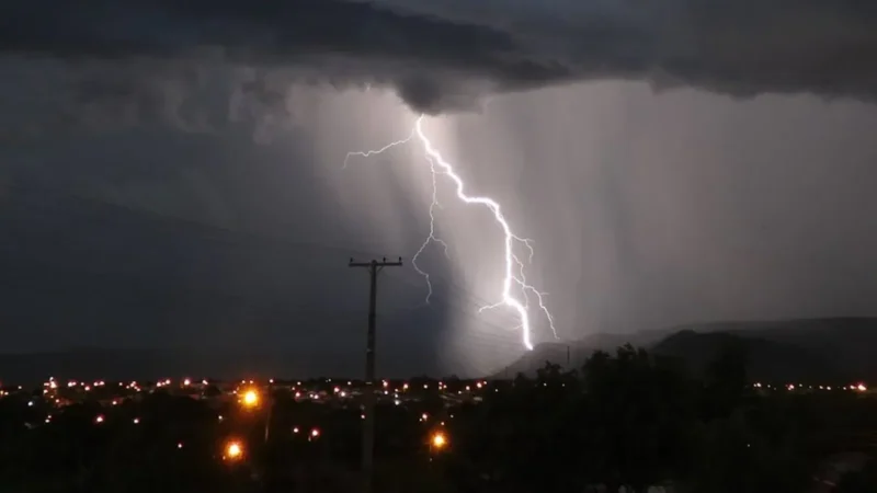 Tormentas eléctricas amenazan desde la RM hasta Magallanes este fin de semana