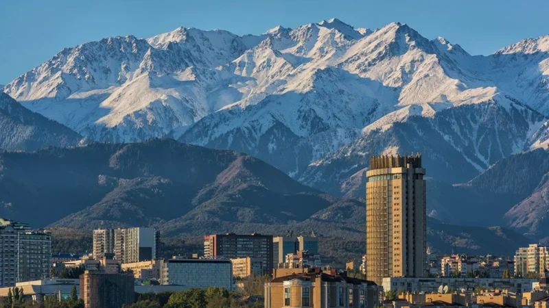 Almaty cumple años: la capital kazaja que mezcla montaña, arte y manzanas