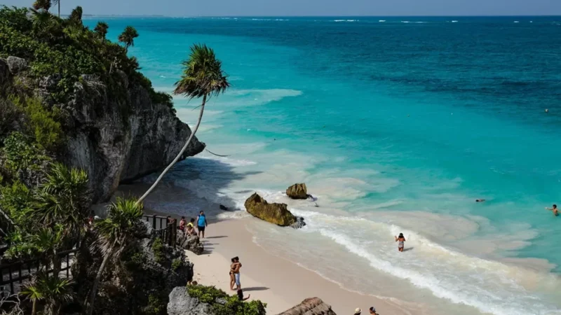 Caribe Mexicano busca turistas de Europa y Canadá ante caída de vuelos desde EE.UU.