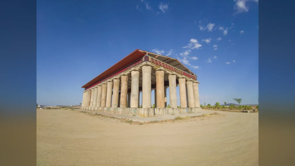 Partenón reciclado: la copia griega que está en Extremadura