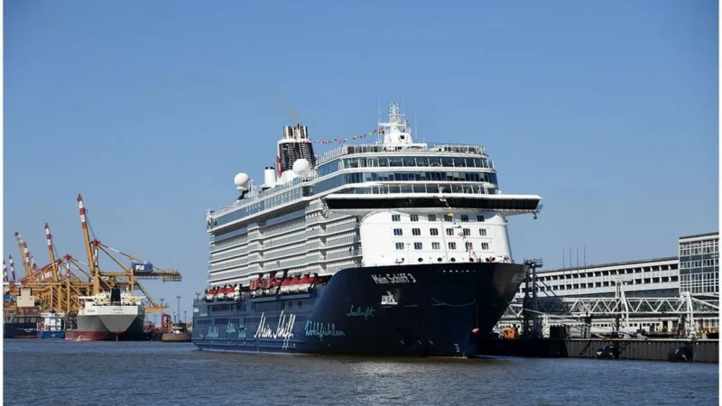 Crucero choca con dos cargueros en Alemania y cancela ruta por Canarias