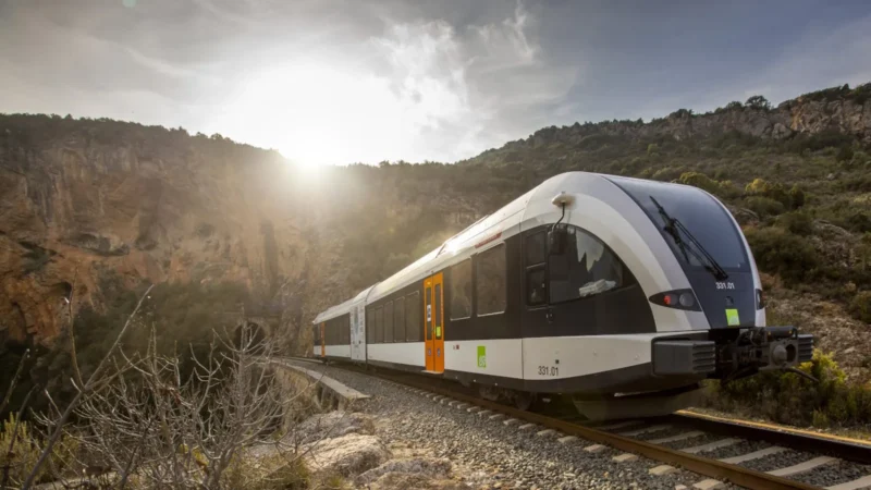 Estudio revela que viajar en tren y a destinos poco conocidos reduce la huella ambiental