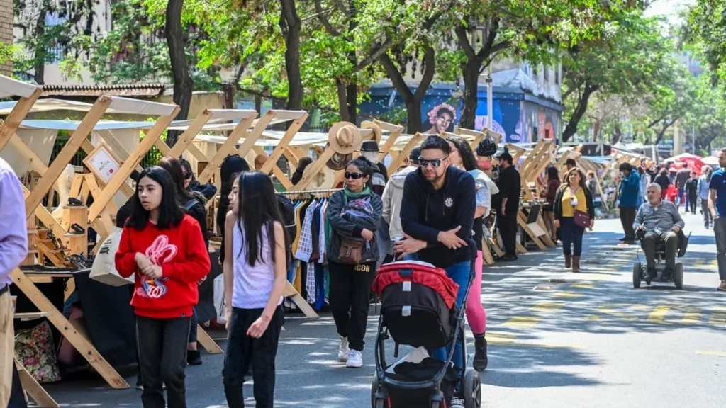 Mercado Colores de Yungay celebra su primer aniversario con fiesta de primavera y Día de Muertos