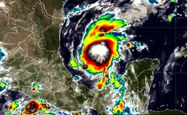 Dos ciclones, Isaías y Simón, acechan las costas de México