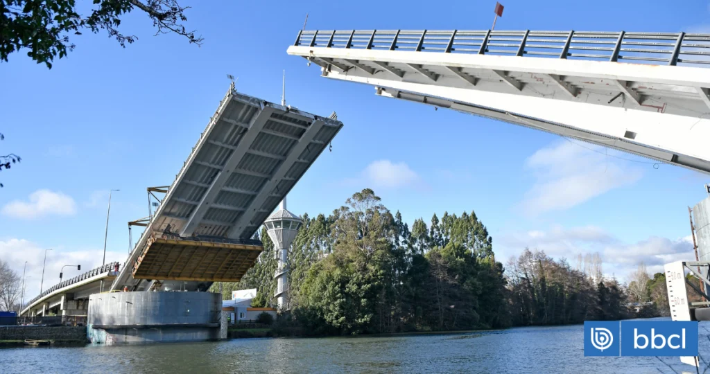 Puente Cau Cau de Valdivia a un paso de abrirse a 45 grados