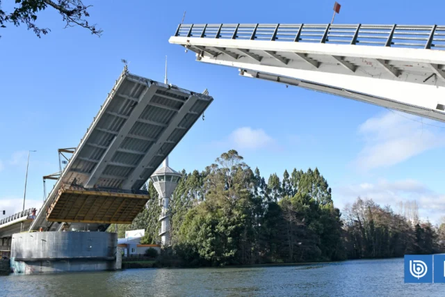 Puente Cau Cau de Valdivia a un paso de abrirse a 45 grados